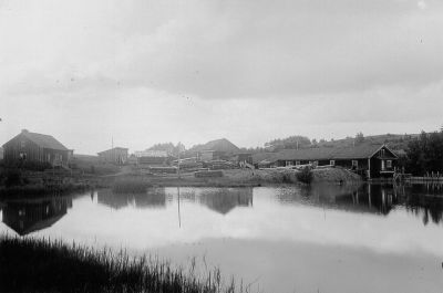 Byggnader vid vattendrag
Nyckelord: Virke Timmer