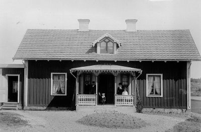 Man, 2 kvinnor och 2 barn på veranda
Nyckelord: Veranda