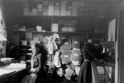 2 kvinnor på kontor
