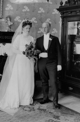 Brudpar i rum
Nyckelord: Tapet Skänk Brudklänning Brudkrona