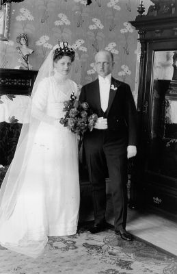 Brudpar i rum
Nyckelord: Tapet Skänk Brudklänning Brudkrona