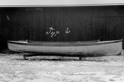 Båt utanför byggnad
Nyckelord: Båt