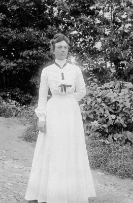 Kvinna i trädgård
Nyckelord: Dräkt