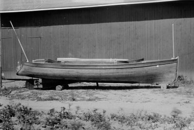 Båt utanför byggnad
Nyckelord: Båt