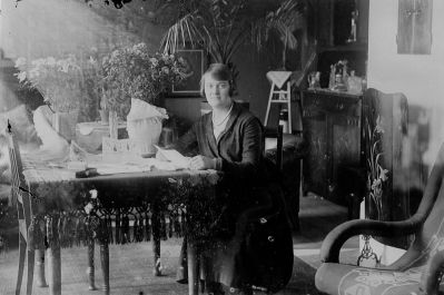 Kvinna sittande i rum
