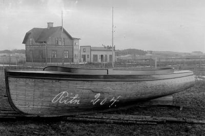 Båt framför byggnad
Nyckelord: Båt