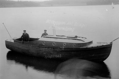 2 män i båt i vattendrag
Nyckelord: Båt
