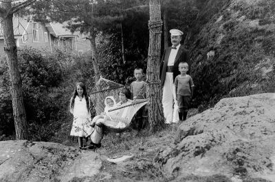 Man, kvinna och 4 barn i naturen
Nyckelord: Hängmatta