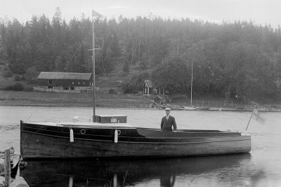 Man i båt i vattendrag
Nyckelord: Båt