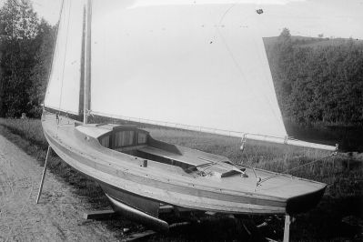 Segelbåt i trä
Nyckelord: Båt