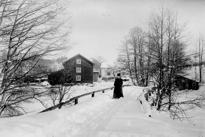 Kvinna på bro vintertid
Keywords: Bro