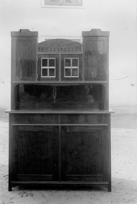 Möbel på gårdsplan
Keywords: Skänk