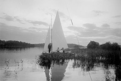 1 man 2 kvinnor i segelbåt
Nyckelord: Båt