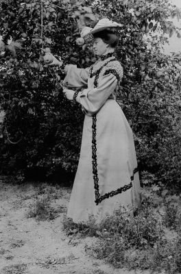 Kvinna i trädgård
Nyckelord: Dräkt Hatt