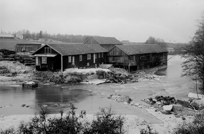Byggnader vid vattendrag
