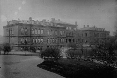 Byggnad med park
