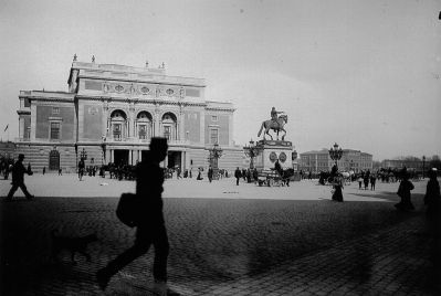 Byggnad och torg
Nyckelord: Staty Hästskjuts