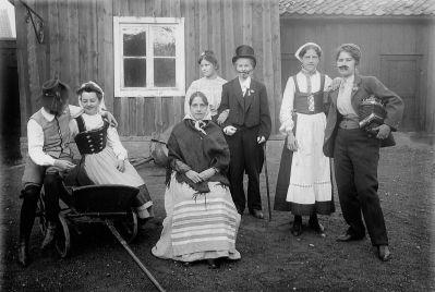 7 utklädda kvinnor framför byggnad
Nyckelord: Skrinda Handklaver