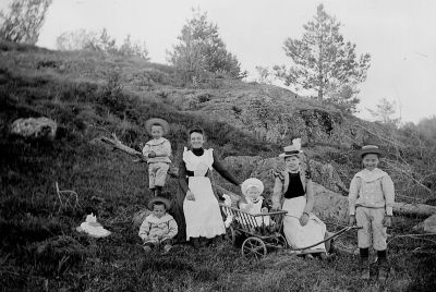 2 kvinnor 4 barn i skogsbacke
Nyckelord: Skrinda