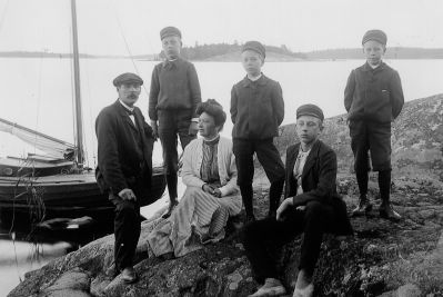 Man kvinna och 4 pojkar vid segelbåt
Nyckelord: Båt