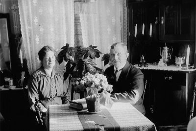 Man och kvinna i rum
Nyckelord: Kaffekanna