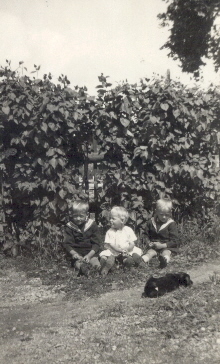 3 barn och 1 hund
Nyckelord: Hund