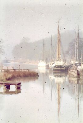 Segelbåtar i vattendrag
Nyckelord: Båt Skuta