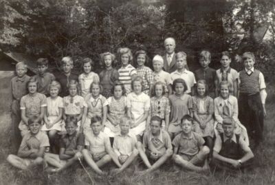 Skolbarn med lärare
