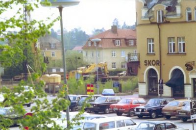 Bilparkering på torg
Nyckelord: Bil