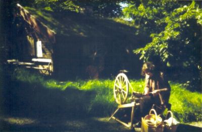 Kvinna vid spinnrock
Nyckelord: Spinnrock