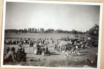 En samling människor vid jordbruksuppvisning
Nyckelord: Traktor;Bil;Häst