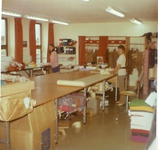 2 kvinnor i fabrikslokal
