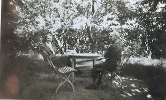 2 kvinnor vid trädgårdsmöbel
