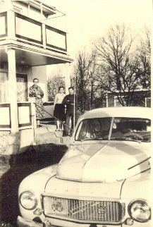 En man och två kvinnor vid veranda
