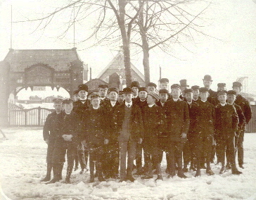 En grupp skolpojkar med lärare
