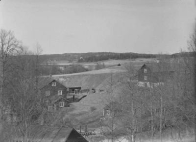 Byggnader vid vattendrag
