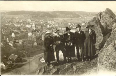 3 kvinnor och 2 män stående på berg
Nyckelord: Hatt