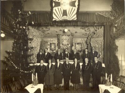 Jubileumsfest
Nyckelord: Dräkt Julgran