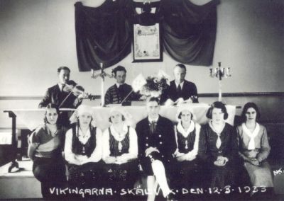 Män och kvinnor med musikinstrument
Nyckelord: Fiol Folkdräkt