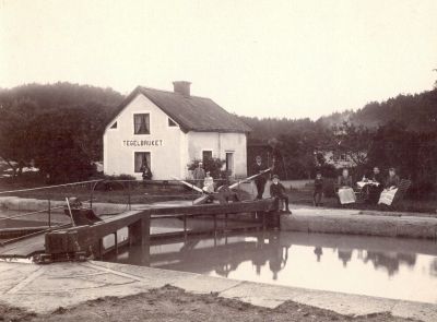 Ett antal personer sittande invid sluss
