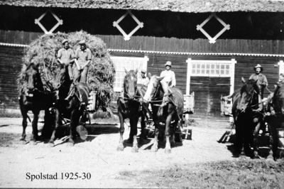 Hästdragna fordon framför ladugård
Nyckelord: Hölass Häst