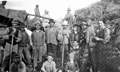 Män kvinnor och barn under höskörd
Nyckelord: Högaffel