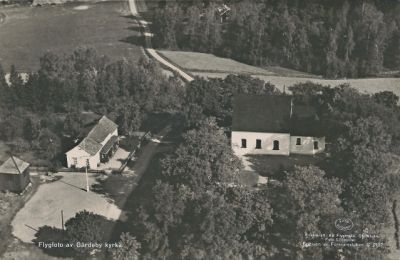 Flygfoto över kyrka och skola
