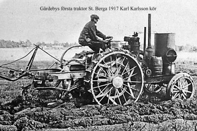 Man som plöjer med traktor
Nyckelord: Traktor