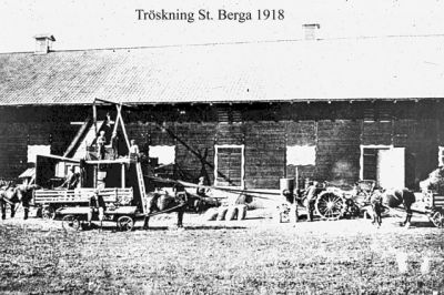 Tröskning vid ladugård
Nyckelord: Traktor;Tröskverk;Häst;Höskrinda