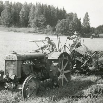 Skörd av säd
Nyckelord: Traktor;Självbindare