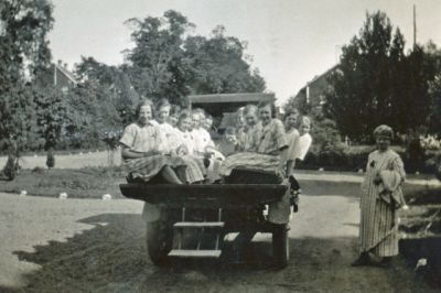 Ungdomar på vagnsflak
