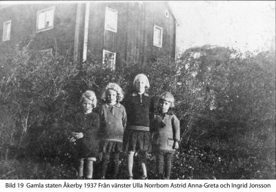 4 flickor framför byggnad
