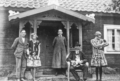 5 personer framför byggnad
Nyckelord: Katt;Snickarglädje