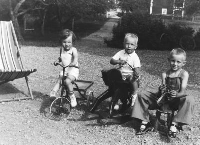3 lekande barn
Nyckelord: Gunghäst;Cykel